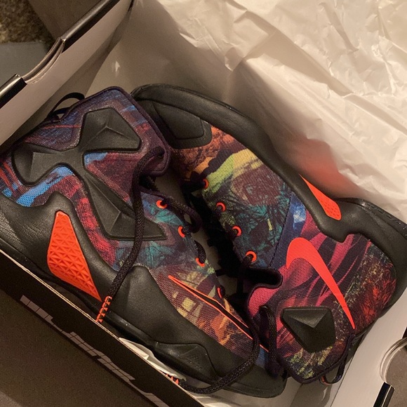 Women’s Black/Black-HYPR ORANGE LEBRON XIII (GS) size 7Y - Picture 4 of 4